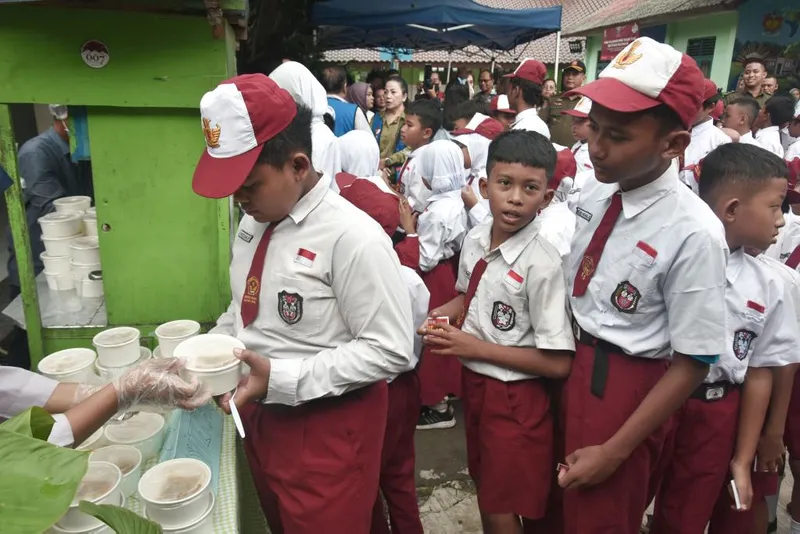 antarafoto-program-makan-bahagia-gratis-di-sdn-petojo-selatan-06-1750755380-1