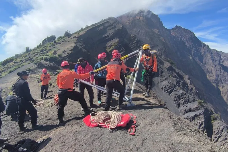 Tim SAR gabungan melakukan evakuasi seorang pendaki yang jatuh di kawasan Gunung Rinjani