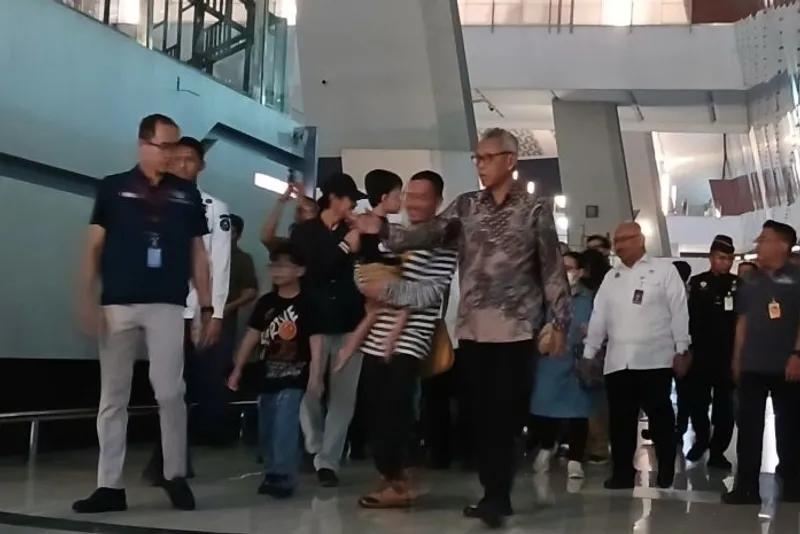 Sejumlah WNI tiba di Bandara I ternasional Soekarno-Hatta, Tangerang, Banten, dari Iran