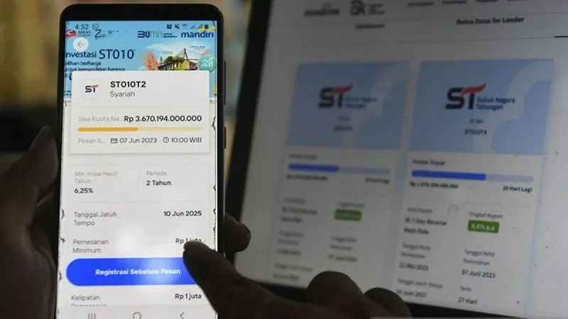 Warga mencari informasi mengenai Surat Berharga Negara (SBN) jenis Sukuk