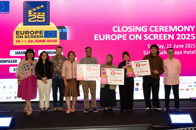 Foto bersama para pemenang SFPP EoS 2025 dengan H E Denis Chaibi, para juri, d