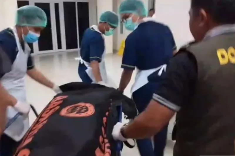 Petugas medis mengevakuasi jenazah Juliana, pendaki asal Brazil yang tewas di Gunung Rinjani