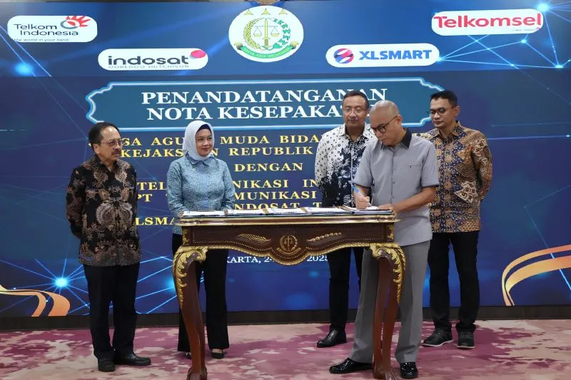 nota kesepahaman dengan empat perusahaan telekomunikasi di Gedung Kejaksaan Agung