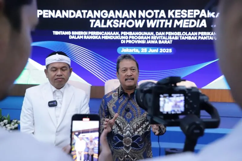 Gubernur Jawa Barat Dedi Mulyadi dan Menteri Kelautan dan Perikanan (KP) Sakti Wahyu Trenggono.