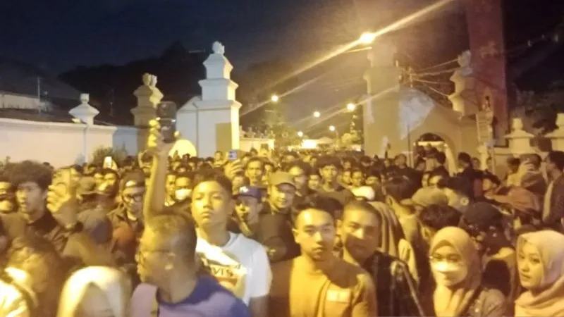 Ribuan warga mengikuti Lampah Budaya Mubeng Beteng Yogyakarta