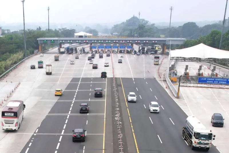Suasana arus lalu lintas di Gerbang Tol Cikampek Utama