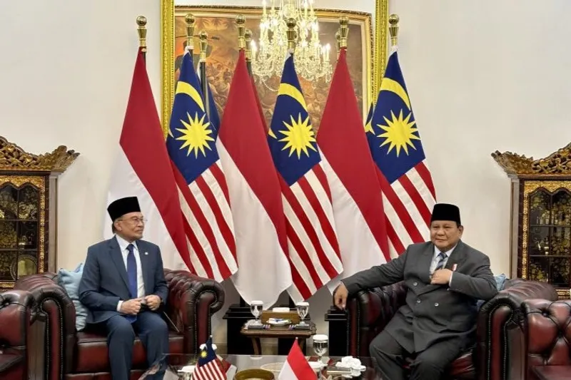 Presiden RIbPrabowo Subianto (kanan) menerima Perdana Menteri Malaysia Anwar Ibrahim
