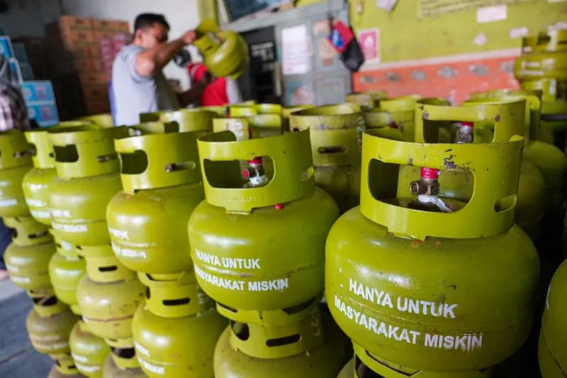 Petugas menyiapkan pasokan LPG di salah satu agen LPG di Denpasar