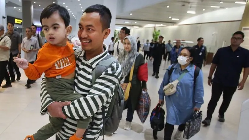 Sejumlah Warga Negara Indonesia (WNI) berjalan keluar terminal setibanya dari Iran