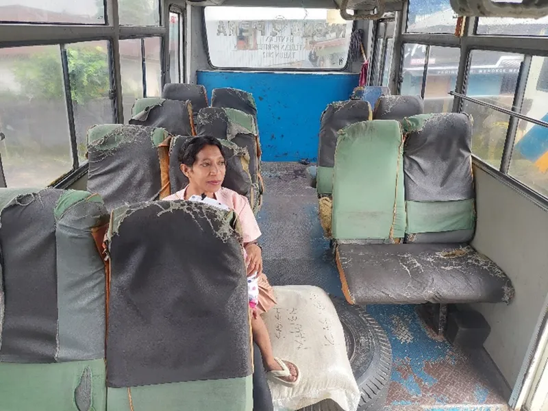 Illustrasi penumpang transportasi publik di Kalimantan