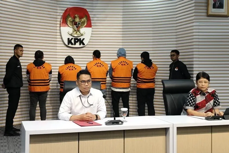 KPK menunjukkan lima tersangka kasus dugaan korupsi dalam proyek pembangunan jalan di Sumut