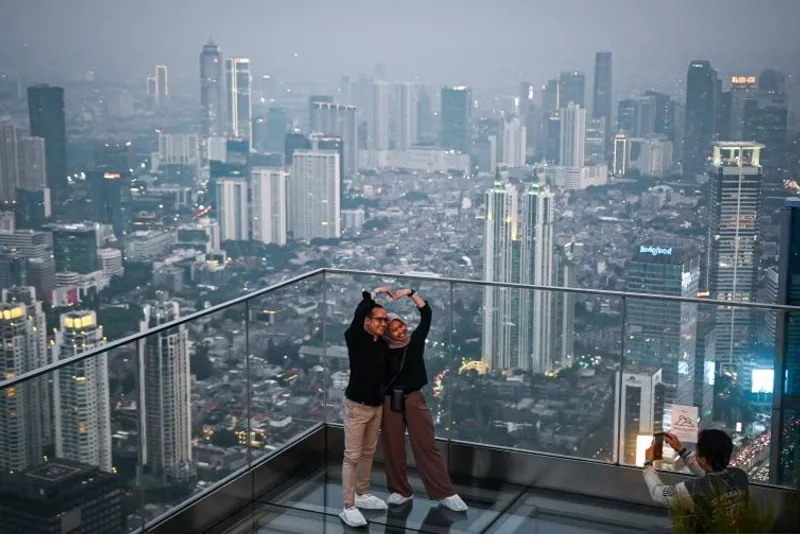 Warga berfoto saat berkunjung di Sky Garden UP at Thamrin Nine Jakarta