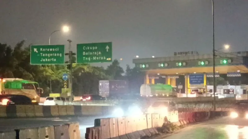 Sejumlah kendaraan keluar tol Tangerang-Jakarta melalui pintu tol Bitung akibat banjir 