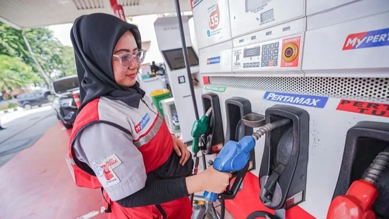 Petugas SPBU Pertamina bersiap mengisi BBM nonsubsidi jenis Pertamax