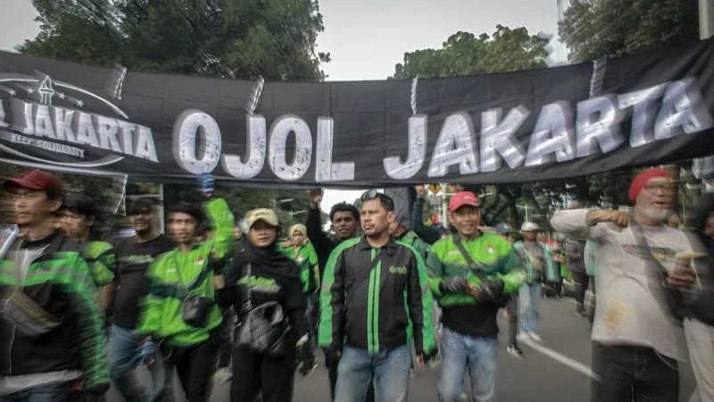 Sejumlah pengemudi ojek daring berunjuk rasa di kawasan Patung Kuda