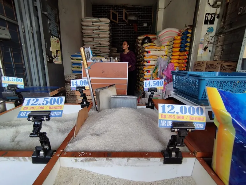 Harga beras di agen Beras SG Singaparna di Jalan Terusan Soreang Banjaran