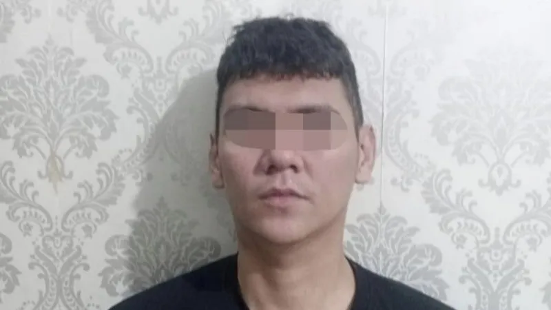 Terduga pelaku pemerasan berinisial MR Terduga pelaku pemerasan berinisial MR saat ditangkap oleh Polsek Cempaka Putih Polres Metro Jakarta Pusat, Rabu (5/6/2025). ANTARA/HO-Humas Polres Metro Jakarta Pusat