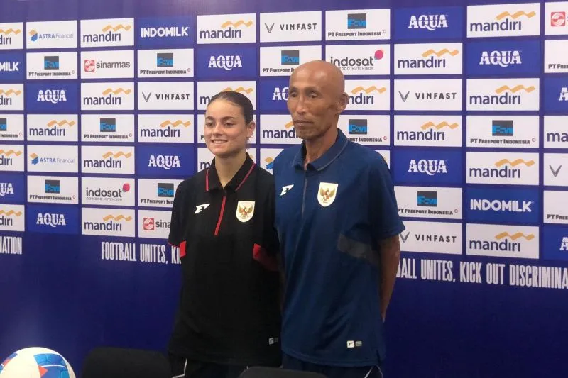 Pemain timnas putri Indonesia Felicia de Zeeuw (kiri) dan pelatih timnas putri Satoru Mochizuki