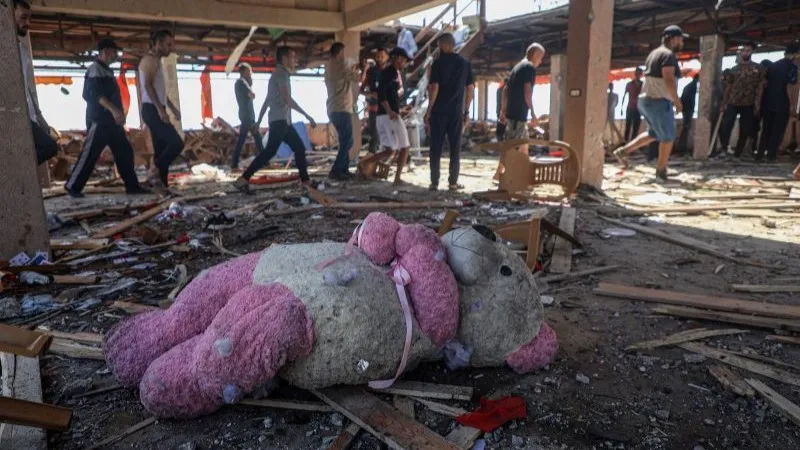 Warga berdiri di kafe pinggir pantai Al-Baqa Cafeteria di Kota Gaza yang dihancurkan Israel