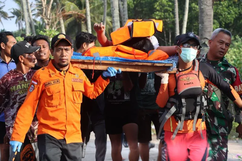 Tim SAR gabungan menggotong salah satu korban kapal tenggelam di Selat Bali