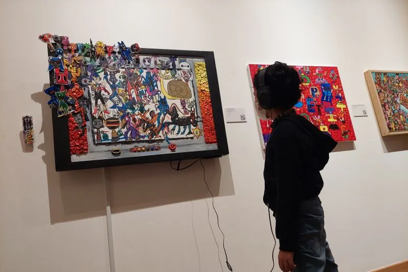Pengunjung menyaksikan karya yang dipamerkan dalam acara pameran Kids Biennale Indonesia