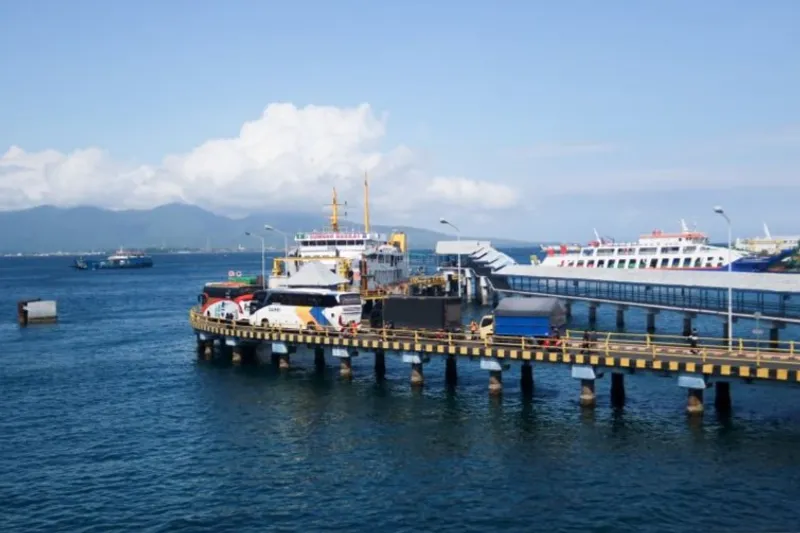 Aktivitas penyeberangan di Pelabuhan Ketapang