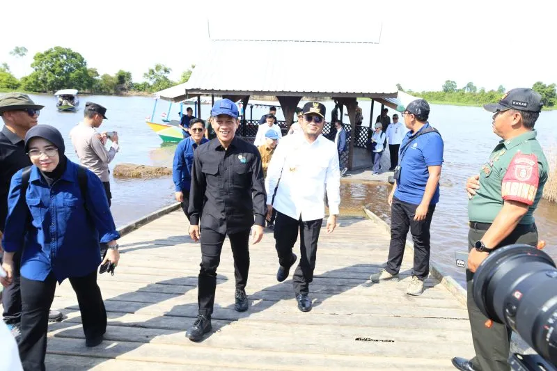 Menteri LH/Kepala BPLH Hanif Faisol Nurofiq (kedua kiri) ketika meninjau kondisi Sungai Mahakam
