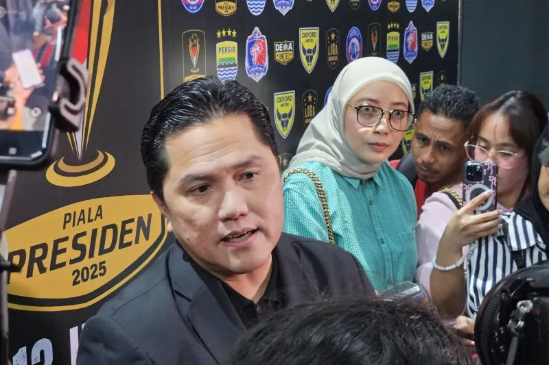 Ketua umum PSSI Erick Thohir menjawab pertanyaan pewarta