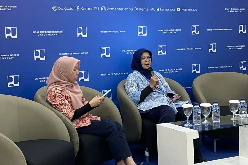 Sekretaris Direktorat Jenderal Prasarana Strategis Kementerian PU Essy Asiah