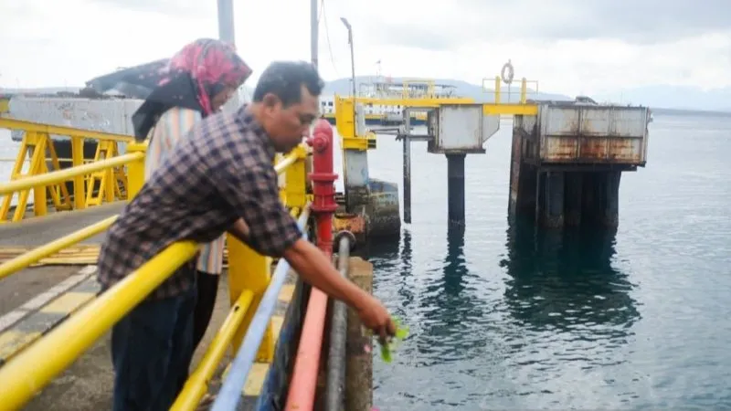Keluarga korban kapal tenggelam KMP Tunu Pratama Jaya tabur bunga di Selat Bali