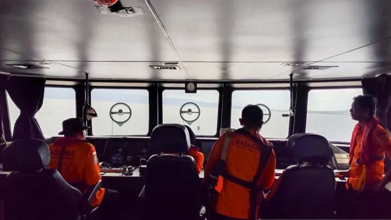 Tim SAR gabungan melakukan pencarian korban kapal tenggelam KMP Tunu Pratama Jaya