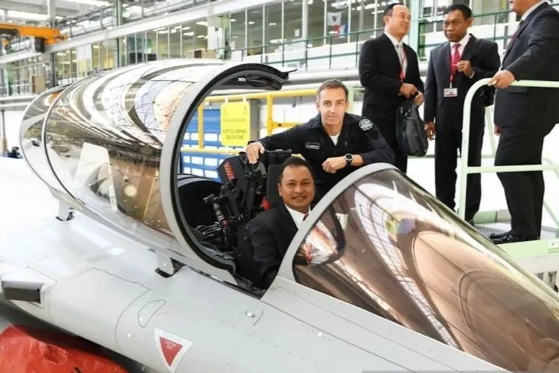 KSAU Marsekal TNI Mohamad Tonny Harjono meninjau pesawat tempur Rafale 