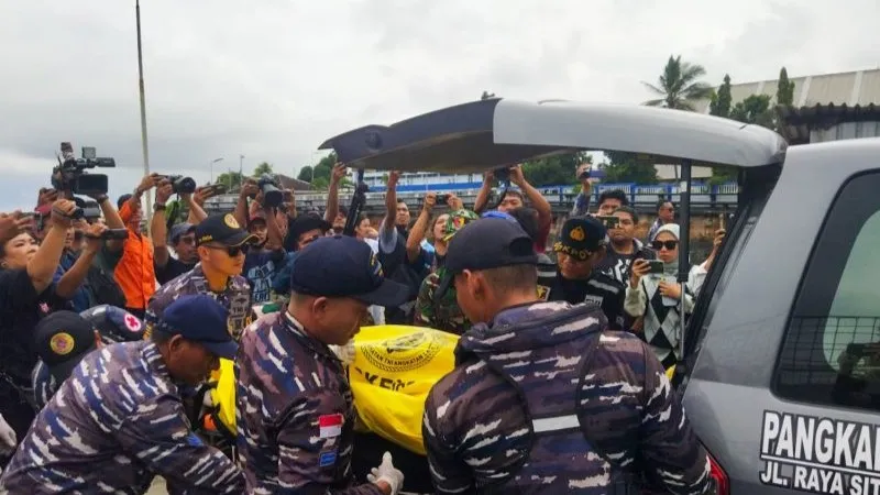 Jenazah korban KMP Tunu Pratama Jaya tiba di Dermaga Pusri, Ketapang, Banyuwangi