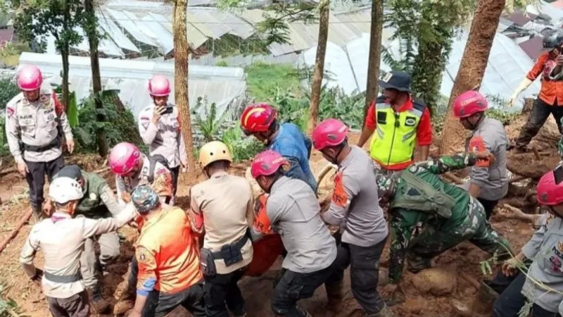 Korban longsor berhasil dievakuasi di sebuah villa di Kampung Sukatani Cisarua Bogor