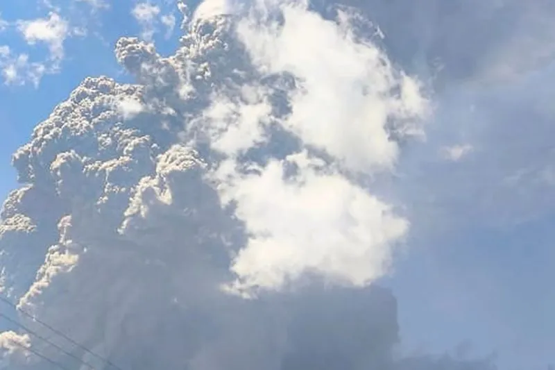 Erupsi Gunung Lewotobi Laki-Laki di Kabupaten Flores Timur