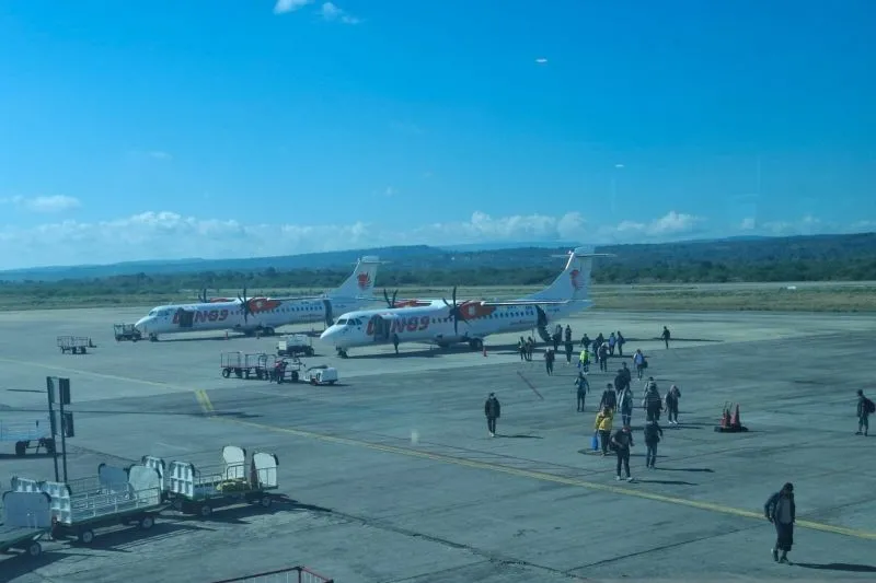Sejumlah penumpang turun dari pesawat di Bandara El Tari Kupang