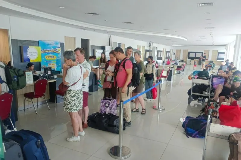 suasana penumpang terdampak erupsi Gunung Lewotobi Laki-Laki di Bandara I Gusti Ngurah Rai