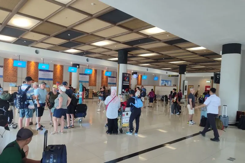 Sejumlah penumpang saat berada di ruang tunggu Bandara Komodo Labuan Bajo, Kabupaten Manggarai Barat, Nusa Tenggara Timur (NTT), Senin (7/7/2025). (ANTARA/Gecio Viana)