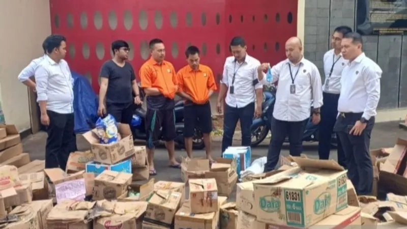 Kedua tersangka (baju oranye) bersama sejumlah barang yang telah kedaluwarsa