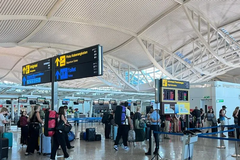 Suasana penumpang Bandara I Gusti Ngurah Rai setelah pulih pasca erupsi Gunung Lewotobi