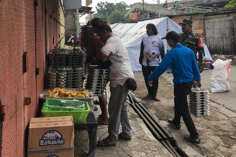 Badan Gizi Nasional menyalurkan Makan Bergizi Gratis (MBG) kepada warga terdampak banjir di Cikarang