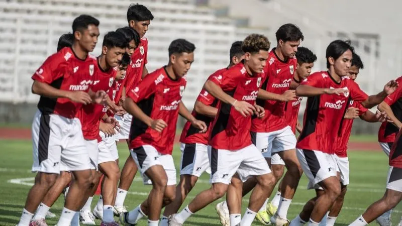 pesepak bola Timnas Indonesia U-23 mengikuti sesi latihan di Stadion Madya GBK