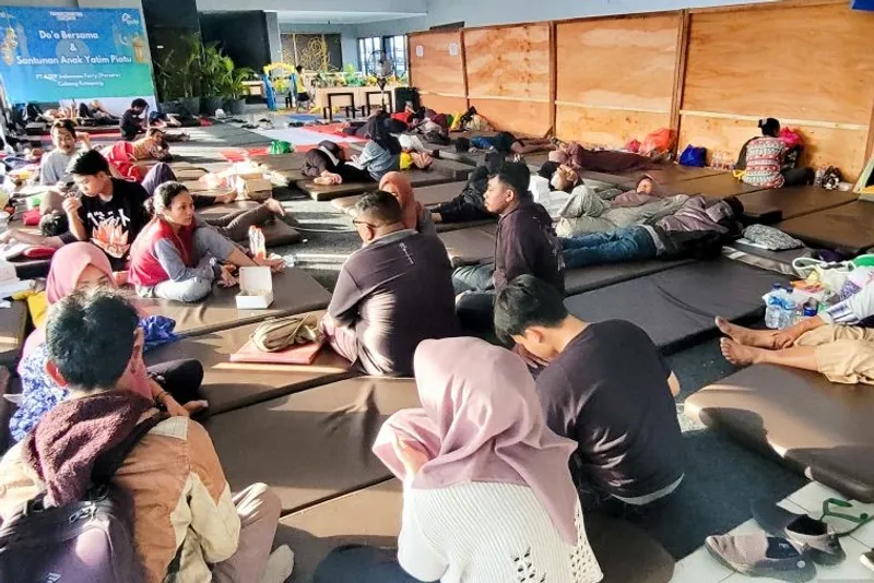 Keluarga korban kapal tenggelam KMP Tunu Pratama Jaya bertahan di ruang tunggu 