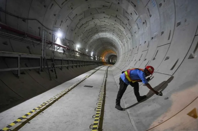 Pekerja memeriksa bangunan terowongan MRT Fase 2A Stasiun MRT Thamrin dan Monas