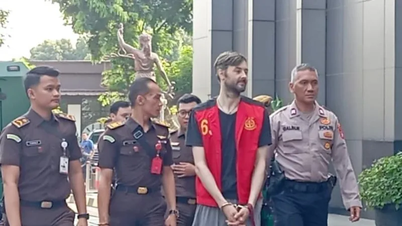 Termohon ekstradisi warga negara Rusia bernama Alexander Vladimirovich Zverev (33 Termohon ekstradisi warga negara Rusia bernama Alexander Vladimirovich Zverev (33 tahun) mendatangi Kantor Kejaksaan Negeri Jakarta Selatan, Jakarta, Kamis (10/7/2025). ANTARA/Luthfia Miranda Putri.