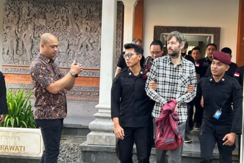 proses ekstradisi seorang warga negara asing asal Rusia Alexander Vladimirovich Zverev 