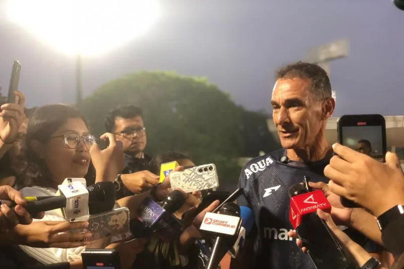 Pelatih timnas U-23 Indonesia Gerald Vanenburg Pelatih timnas U-23 Indonesia Gerald Vanenburg saat ditemui awak media sebelum sesi latihan di Stadion Madya Gelora Bung Karno, Jakarta, Kamis (10/7/2025). Sesi latihan ini digunakan untuk persiapan mengikuti ASEAN U-23 Championship 2025 di Jakarta dan Bekasi dari 15-29 Juli. (ANTARA/Zaro Ezza Syachniar)