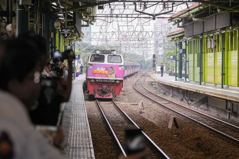 "livery" Jumbo di kereta jarak jauh, Stasiun Gambir