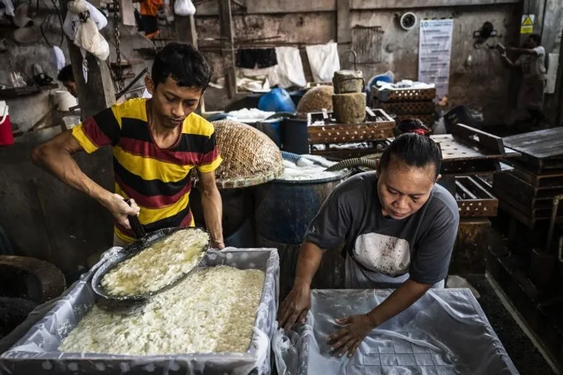 Pekerja mencetak adonan tahu berbahan kedelai impor di Sentra Industri Tahu Semarang