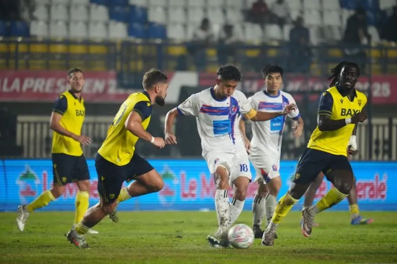 Situasi pertandingan Port FC melawan Oxford United dalam laga final Piala Presiden